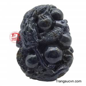 Mặt dây rồng Saphir mạnh mẽ điêu khắc tinh xảo khắc họa hình ảnh rồng đang cuộn mình ôm lấy những viên ngọc quý, thể hiện sức mạnh phi thường và sự bảo vệ tài lộc.