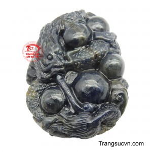 Từng chi tiết vảy, bờm được chế tác tỉ mỉ, tạo nên sự sống động và chân thực. 