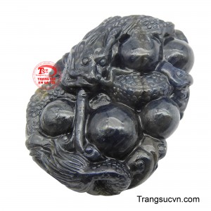 Màu sắc lam xám đặc trưng của Sapphire không chỉ làm tăng thêm vẻ đẹp huyền bí mà còn mang ý nghĩa về sự kiên định, bền bỉ.