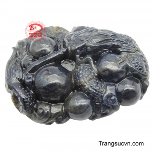 Đeo mặt dây Rồng được tin rằng sẽ mang lại may mắn, tài lộc và sự thăng tiến, là biểu tượng của quyền lực và sự thành công cho người sở hữu.