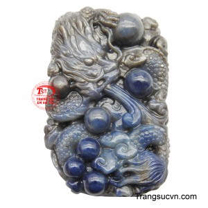 Hình ảnh rồng được điêu khắc tinh xảo, với từng chi tiết vảy, bờm và móng vuốt hiện lên sống động, thể hiện sức mạnh thần bí của linh vật.