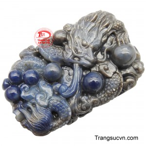 Điểm nhấn là những viên ngọc lấp lánh được đính kèm, tạo hiệu ứng thị giác ấn tượng. Màu sắc xanh đậm huyền bí của Sapphire càng làm tăng thêm vẻ sang trọng, quyền lực cho tác phẩm.