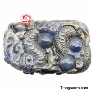 Đeo mặt dây chuyền Rồng được tin rằng sẽ mang lại sự bảo vệ và thăng tiến trong sự nghiệp.