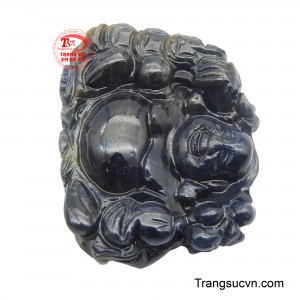 Màu xanh đậm của Sapphire không chỉ mang lại vẻ đẹp huyền bí, sang trọng mà còn thể hiện sự bền vững, kiên định.