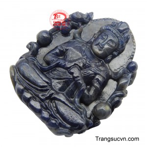 Màu xanh đậm của Sapphire không chỉ mang lại vẻ đẹp huyền bí mà còn tượng trưng cho sự bền vững, thanh tịnh.