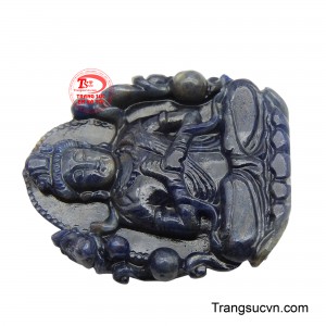 Việc đeo mặt Phật A Di Đà được tin rằng sẽ mang lại sự bình an, may mắn và giúp tâm hồn được thanh tịnh, hướng thiện.