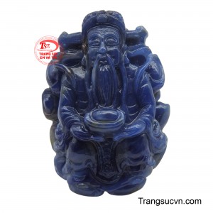 Mặt dây Sapphire ông Thọ được khắc họa tỉ mỉ về tượng Ông với vầng trán cao, râu dài, tay cầm bát, biểu trưng cho sức khỏe dồi dào và sự trường thọ. 