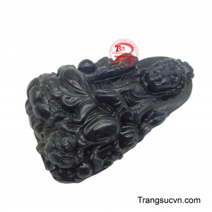 Chất liệu sapphire xanh tím quý hiếm mang lại vẻ đẹp sâu lắng, huyền ảo, đồng thời tượng trưng cho sự chân thật, lòng trung thành và trí tuệ.