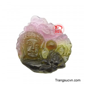 Mặt dây Tourmaline thiên nhiên  xanh lục bảo của Tourmaline không chỉ tôn vinh vẻ đẹp mà còn mang lại năng lượng chữa lành, giúp xoa dịu tâm hồn và cân bằng cảm xúc.