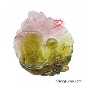 Hình ảnh Phật Quan Âm được chạm khắc trên nền đá Tourmaline thiên nhiên, toát lên vẻ an lạc và thanh tịnh.