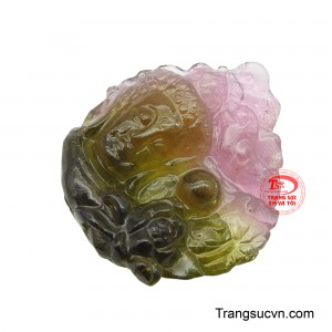 Với thần thái hiền hòa, ngài là biểu tượng sống động của lòng từ bi vô lượng, luôn lắng nghe và quán chiếu mọi khổ đau của chúng sinh.