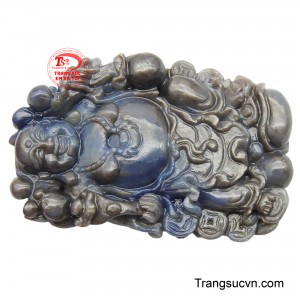 Màu sắc lam xám của đá Sapphire không chỉ mang lại vẻ đẹp huyền bí mà còn thể hiện sự bền bỉ, trường tồn.