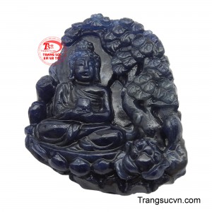 Chất liệu sapphire thiên nhiên với gam màu xanh thẫm đặc trưng, không chỉ làm tôn lên vẻ đẹp quý phái mà còn biểu trưng cho trí tuệ và sự bình yên.