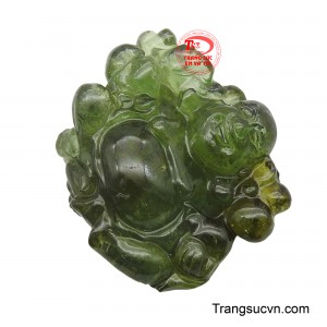 Tourmaline được biết đến với khả năng thanh lọc năng lượng tiêu cực và bảo vệ khỏi các tác động xấu.