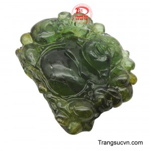 Chất liệu Tourmaline không chỉ tôn vinh vẻ đẹp của tác phẩm mà còn được tin là có khả năng hóa giải năng lượng tiêu cực, mang lại sự bình yên và may mắn. 
