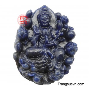 Viên đá Sapphire với sắc xanh lam sâu thẳm, biểu trưng cho sự thanh tịnh, trí tuệ và bình an, càng làm tôn lên thần thái từ bi của Quan Âm Bồ Tát.