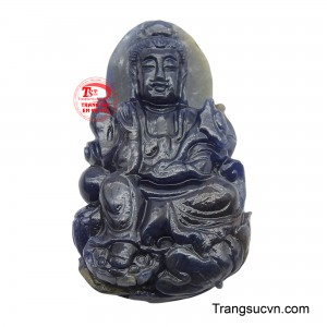 Từng đường nét chạm khắc trên mặt đá đều được thực hiện tỉ mỉ, mô tả hình ảnh Quan Âm Bồ Tát với vẻ mặt hiền từ, ánh mắt bao dung, toát lên sự thanh tịnh và an lạc. 