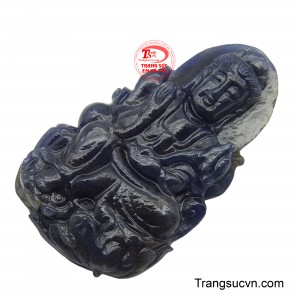 Gam màu xanh đậm của viên sapphire không chỉ mang lại vẻ đẹp quý phái, lấp lánh mà còn tượng trưng cho sự vững chãi, bền bỉ và may mắn.