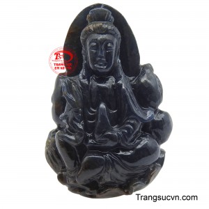 Mặt Quan Âm Bồ Tát đá Sapphire thể hiện sự hòa quyện giữa vẻ đẹp quý giá của đá tự nhiên và sự thanh tịnh của tín ngưỡng.