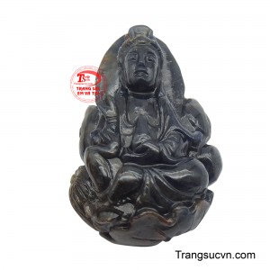 Bức tượng Quan Âm được khắc họa với nét mặt từ bi, an lạc, trong tư thế thiền định, toát lên sự tĩnh tại và bao dung.