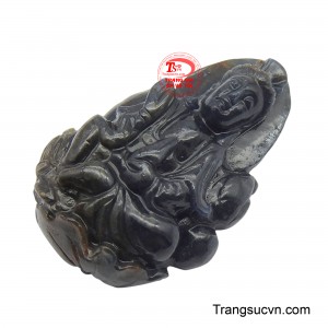 Đá Sapphire không chỉ làm tăng vẻ sang trọng mà còn ẩn chứa nguồn năng lượng tích cực, giúp người sở hữu cảm thấy bình an và được che chở.