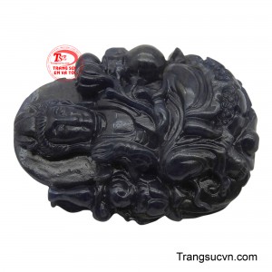 Chính vì vậy mà sở hữu mặt Phật Bà Quan Âm trên đài sen còn thể hiện sự vượt qua những khó khăn, thử thách trong cuộc sống, giống như hoa sen vươn lên từ bùn lầy để nở rộ.