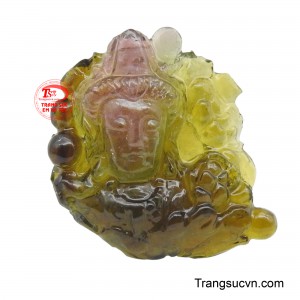 Mặt Quan Âm Tourmaline phớt hồng với sắc hồng phớt của Tourmaline không chỉ tôn vinh vẻ đẹp của tác phẩm mà còn được tin là mang lại năng lượng chữa lành, giúp xoa dịu tâm hồn và cân bằng cảm xúc.