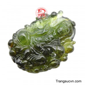 Màu xanh lục bảo của Tourmaline không chỉ tôn vinh vẻ đẹp của tác phẩm mà còn được tin là mang lại năng lượng chữa lành, giúp xoa dịu tâm hồn và cân bằng cảm xúc.