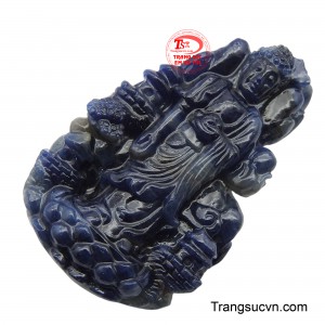 Chất liệu đá sapphire thiên nhiên với sắc xanh tím cuốn hút không chỉ làm tôn lên vẻ đẹp sang trọng, quý phái mà còn ẩn chứa nguồn năng lượng tích cực, giúp người sở hữu cảm thấy được che chở và bảo vệ.