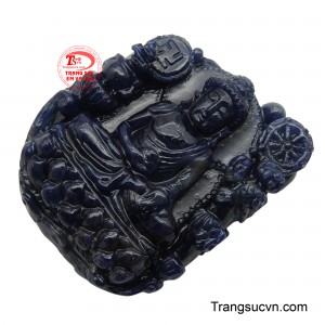 Chất liệu sapphire thiên nhiên mang sắc xanh tím đặc trưng, không chỉ làm tôn lên vẻ đẹp quý phái mà còn biểu trưng cho trí tuệ và sự tĩnh tâm.