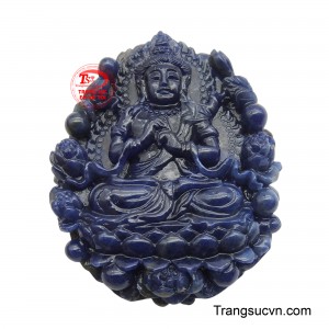Chất liệu sapphire thiên nhiên cao cấp với màu xanh tím đặc trưng mang đến vẻ đẹp vừa sang trọng, vừa huyền ảo, tượng trưng cho sự vững chãi và trí tuệ.