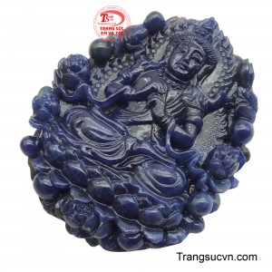 Đeo mặt đá này không chỉ giúp người sở hữu cảm thấy bình an, thanh tịnh trong tâm hồn mà còn được bảo vệ khỏi những điều xấu, thu hút tài lộc và may mắn.