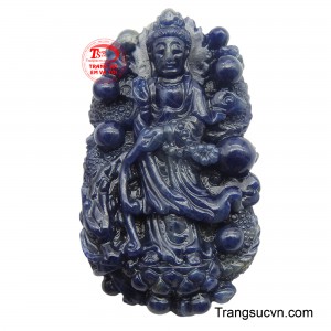 Sản phẩm được điêu khắc tinh xảo này khắc họa hình ảnh Quan Âm Bồ Tát đứng trên đài sen, với thần thái an nhiên, từ bi, thể hiện sự cứu khổ, cứu nạn chúng sinh.