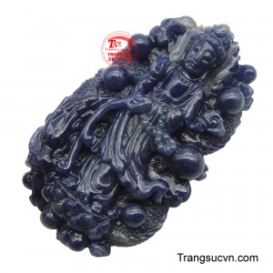 Sắc xanh lam huyền ảo của viên sapphire thiên nhiên không chỉ tạo nên vẻ ngoài lấp lánh, quý phái mà còn tượng trưng cho trí tuệ và sự tĩnh lặng.