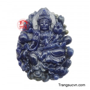 Sắc xanh lam huyền ảo của viên Sapphire không chỉ làm nổi bật vẻ đẹp thanh khiết mà còn tượng trưng cho sự tĩnh lặng, bình an và trí tuệ vô biên.