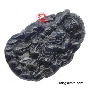 Với gam màu xanh thẫm của đá Sapphire huyền bí không chỉ tôn lên vẻ uy nghiêm của Bồ Tát mà còn mang ý nghĩa may mắn, thu hút tài lộc và sự thịnh vượng.