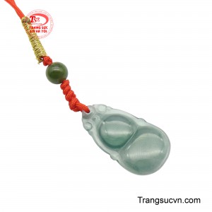 Lam ngọc, với màu xanh lục đặc trưng, được xem là biểu tượng của sự giàu có, quyền lực và khả năng xua đuổi tà khí. 