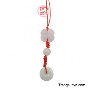 Móc treo điện thoại cầu tài là sự kết hợp tinh tế giữa hai biểu tượng may mắn giữa cỏ bốn lá và đồng xu.