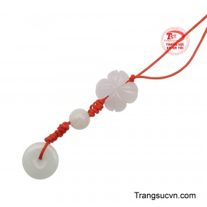 Được chế tác từ những viên ngọc trắng, chiếc móc treo toát lên vẻ đẹp thanh lịch và tràn đầy năng lượng tích cực. 