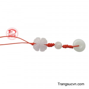 Sở hữu món phụ kiện này, bạn không chỉ tô điểm cho chiếc điện thoại của mình mà còn mang theo một vật phẩm hộ mệnh, thu hút những điều tốt lành và thịnh vượng đến với cuộc sống.