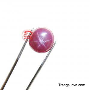 Sắc đỏ hồng đậm đà của viên đá tựa như ngọn lửa bùng cháy, lấp lánh và đầy cuốn hút.