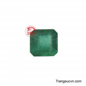 Naturald Emerald này sở hữu sắc xanh lục chân thực, phản ánh vẻ đẹp nguyên sơ và thuần khiết của thiên nhiên.