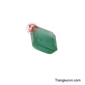 Ánh sáng nhẹ nhàng xuyên qua các mặt cắt tự nhiên, làm nổi bật lên độ trong suốt và sự sống động ẩn chứa bên trong.