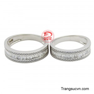 Sắc trắng tinh khiết của vàng trắng hòa quyện với ánh kim rực rỡ tạo nên sự giao thoa độc đáo, tượng trưng cho hai nửa hoàn hảo của một cặp đôi.