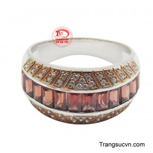 Thiết kế nhẫn mạnh mẽ, đường nét tinh xảo, với sự kết hợp hài hòa của hai màu sắc kim loại, mang đến một vẻ ngoài đầy nam tính và cuốn hút.