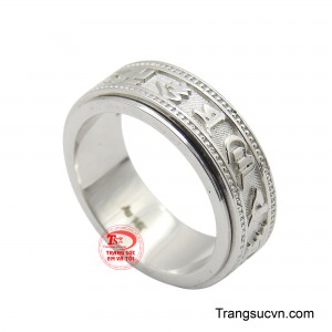 Bề mặt nhẫn được gia công tỉ mỉ với những đường chạm khắc độc đáo, tạo nên vẻ nam tính và phóng khoáng.