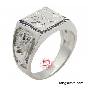 Nhẫn nam vàng trắng 18K ấn tượng là món trang sức ấn tượng, toát lên vẻ mạnh mẽ và lịch lãm.