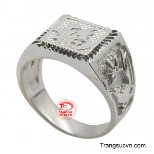 Thiết kế mặt vuông độc đáo với họa tiết chạm khắc tinh xảo, thể hiện sự cá tính và gu thẩm mỹ riêng biệt.