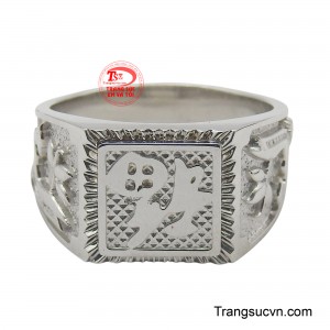 Chất liệu vàng trắng 18K không chỉ mang lại vẻ ngoài sang trọng, hiện đại mà còn đảm bảo độ bền và sáng bóng vượt trội.