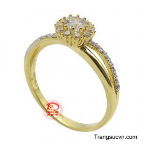 Viên đá CZ trung tâm được bao quanh bởi một vòng đá nhỏ hơn, tạo nên hiệu ứng bông hoa rực rỡ và lấp lánh, giống như một đóa hoa kim cương nở rộ trên ngón tay.